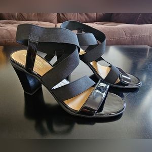 Black sandals on heels Naturalizer